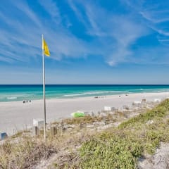 Spacious 3BR Beach Condo, Pool & Golf Course