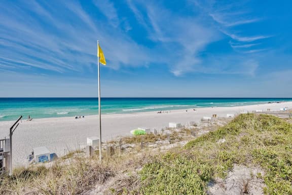 Spacious 3BR Beach Condo, Pool & Golf Course - Image 1